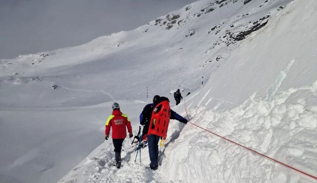 Avertismentele Salvamont privind riscul producerii de avalanșe, ignorate de turiști. Alţi cinci tineri, blocați pe munte - salvamont-1733753150.jpg