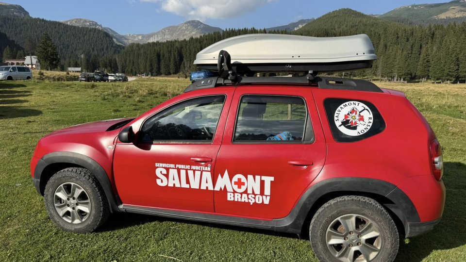 Doi turiști s-au răsturnat cu mașina într-o zonă greu accesibilă. Misiune dificilă pentru salvamontiști
