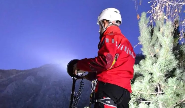 Doi turiști au rămas blocați pe munte din cauza zăpezii. Salvamontiștii au intervenit - salvamontisti-1773124899.webp