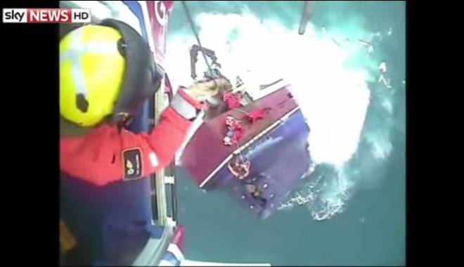 Paza de Coastă britanică a filmat salvarea a cinci pescari naufragiați, printre care și un român / VIDEO - salvare-1422119169.jpg