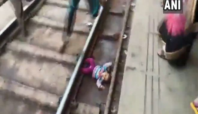 VIDEO / O fetiță de un an a scăpat nevătămată după ce a căzut sub un tren - salvare-1542905930.jpg