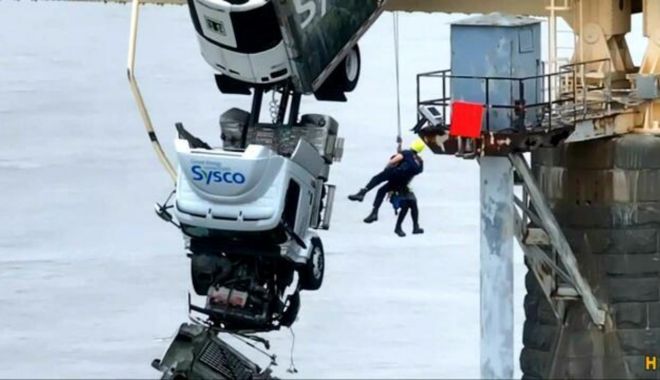 Salvare dramatică în SUA. O femeie a fost scoasă dintr-un camion care atârna în gol pe un pod
