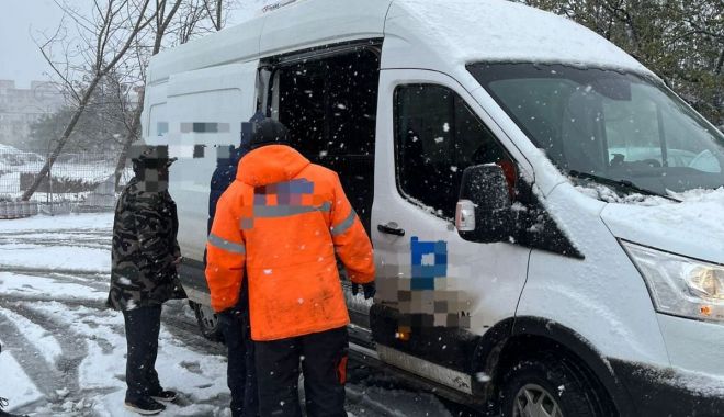 Un constănțean fără locuință a cerut ajutor polițiștilor să-l adăpostească, împreună cu cățelul său, de viscol