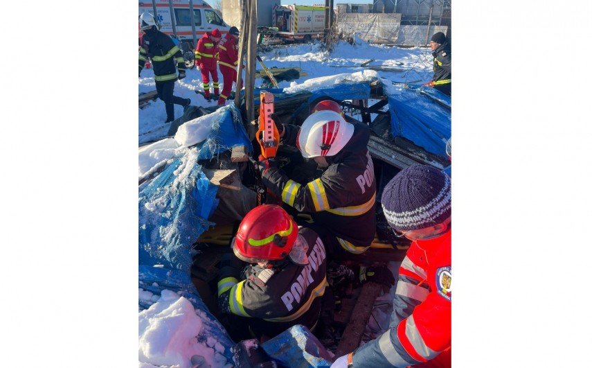 Pompierii au salvat o persoană prinsă sub un acoperiș prăbușit - salvareprahova-1771488580.webp
