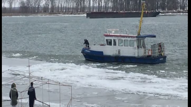 VIDEO / La un pas de moarte. O femeie a fost salvată dintre sloiuri - salvata07540500-1485845411.jpg