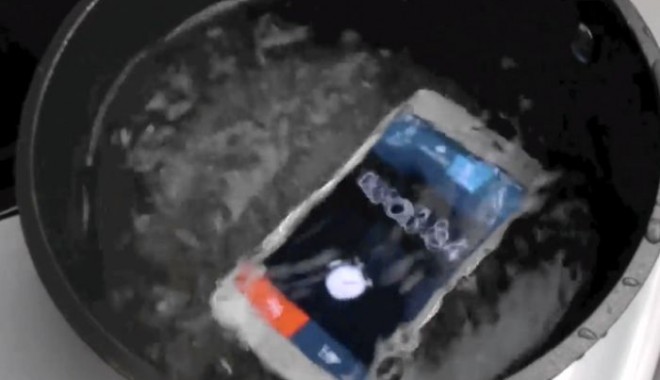 Ce se întâmplă dacă pui la FIERT un Samsung Galaxy S5! - samsunggalaxys51-1397478110.jpg
