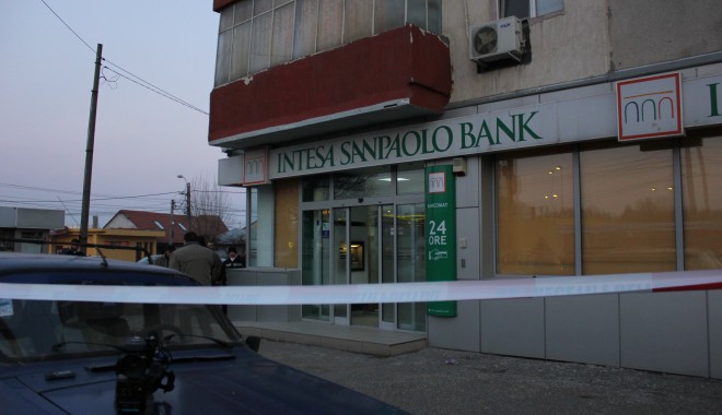 Polițiștii au un suspect în cazul jafului armat de la Banca Sanpaolo - san-1331565980.jpg