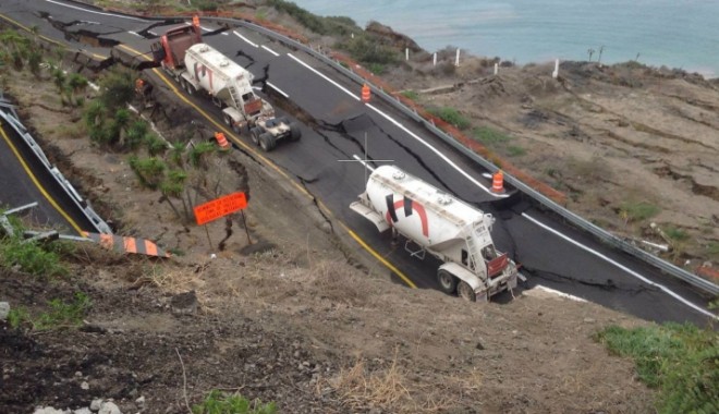 Autostradă suspendată, PRĂBUȘITĂ! Un camion, strivit sub tone de beton și metal - sandiegoredcom53037300-1388324797.jpg