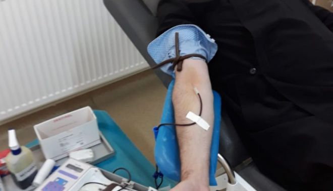 IPS Teodosie şi preoţii constănţeni donează sânge - sangesursastiriest-1602067422.jpg