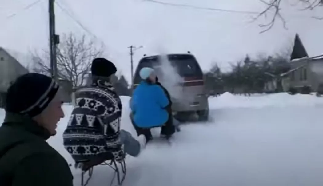 Accident tragic. Un bărbat și-a pierdut viața după ce a căzut de pe o sanie trasă de un autoturism - sanie-1769438875.webp