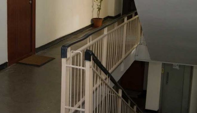 Femeie agresată sexual în casa scării unui bloc de locuinţe