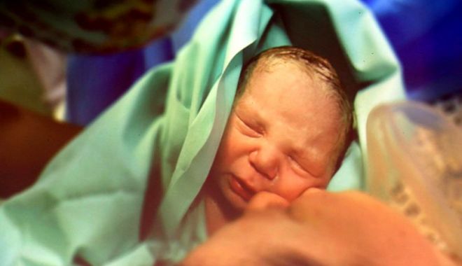 O femeie a dat naștere unui băiețel, după ce a primit un transplant de uter de la sora ei geamănă - santorsolaspital1-1530447883.jpg
