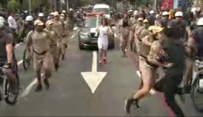 VIDEO / Un bărbat a încercat să fure torța olimpică în Sao Paulo - sao-1469360756.jpg