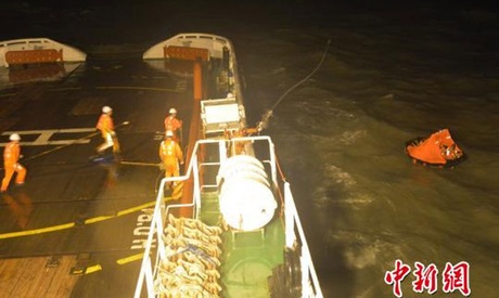 CLIPE DE GROAZĂ PENTRU ȘAPTE MARINARI! NAVA LOR, LA UN PAS SĂ SE SCUFUNDE - saptemarinariaufostsalvati-1501577233.jpg