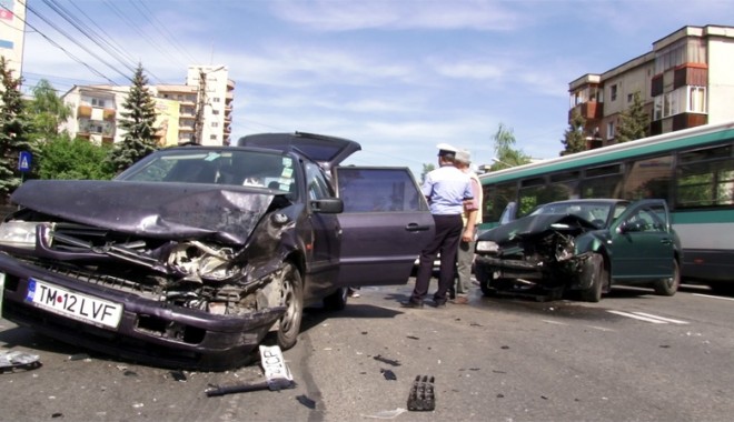 Șapte mașini distruse de un agent de pază băut - saptemasinidistrusecopy-1397233838.jpg