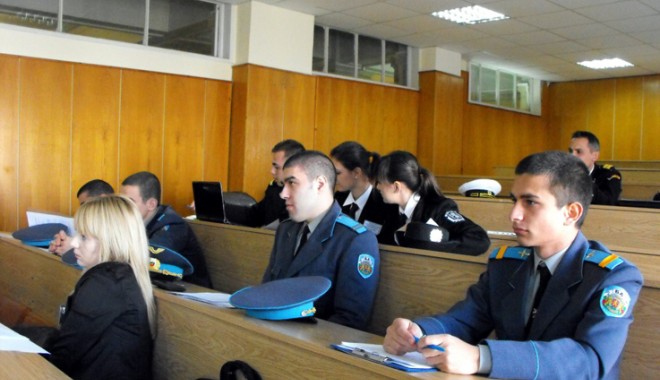 Șapte studenți  ai Academiei Navale 