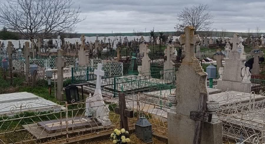 Primăria comunei Saraiu a igienizat cimitirul din localitate - saraiu-cimitir-1776257938.webp
