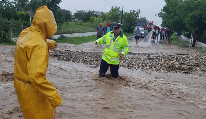 GALERIE FOTO / JALE LA SARAIU. Gospodării inundate și persoane evacuate - saraiu7-1530800780.jpg