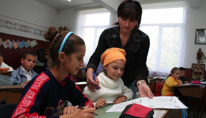 Ziua Mondială a Educației - zi tristă pentru dascălii constănțeni - saraiuscoalaelevigf8-1349364416.jpg