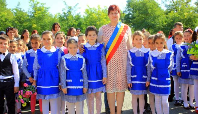 Ce surprize a pregătit primarul din Saraiu, Dorinela Irimia,  la începutul anului școlar - saraiuziarimg1202-1442251997.jpg