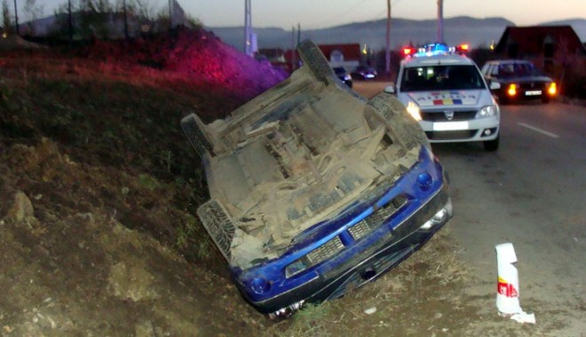 S-a răsturnat cu mașina pentru că a fost neatent - sarasturnatcumasina-1398191923.jpg