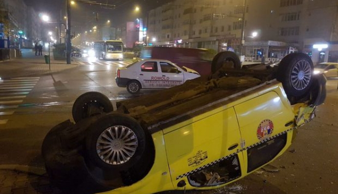 S-a răsturnat cu taxiul, în urma unui accident spectaculos - sarasturnatcutaxiulinurmaacciden-1509087684.jpg