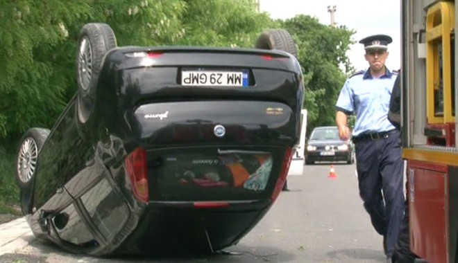 S-a răsturnat cu mașina pentru că nu era atentă la drum - sarasturnatmasina-1407522888.jpg