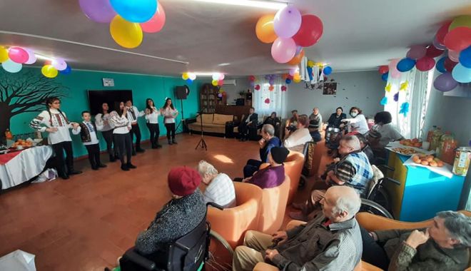 De ziua lor, persoanele cu dizabilităţi s-au întrecut în diferiţii competiţii - sarbatoarejpg2-1638538911.jpg