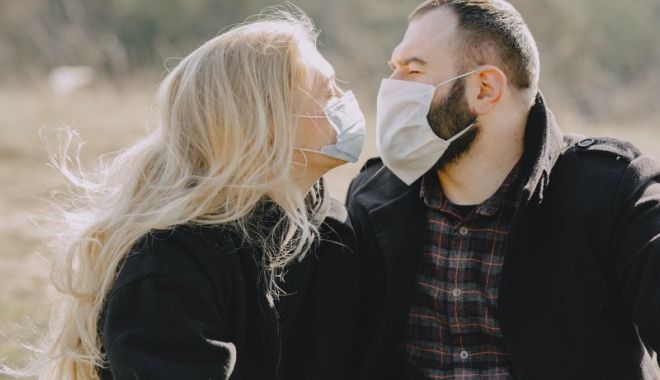 Medicii recomandă evitarea sărutărilor și păstrarea măștii pentru protecția COVID, chiar și de Valentine's Day - sarut-1644759605.jpg