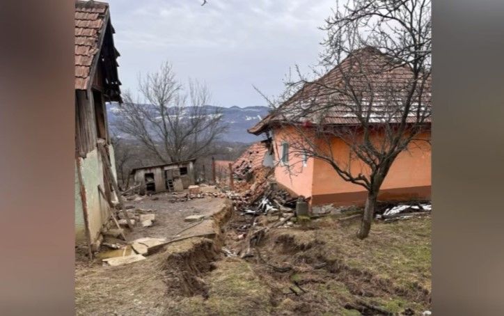 Un sat rupt în două! Zeci de familii rămân izolate din cauza unei alunecări de teren - sat-rupt-1771685390.webp