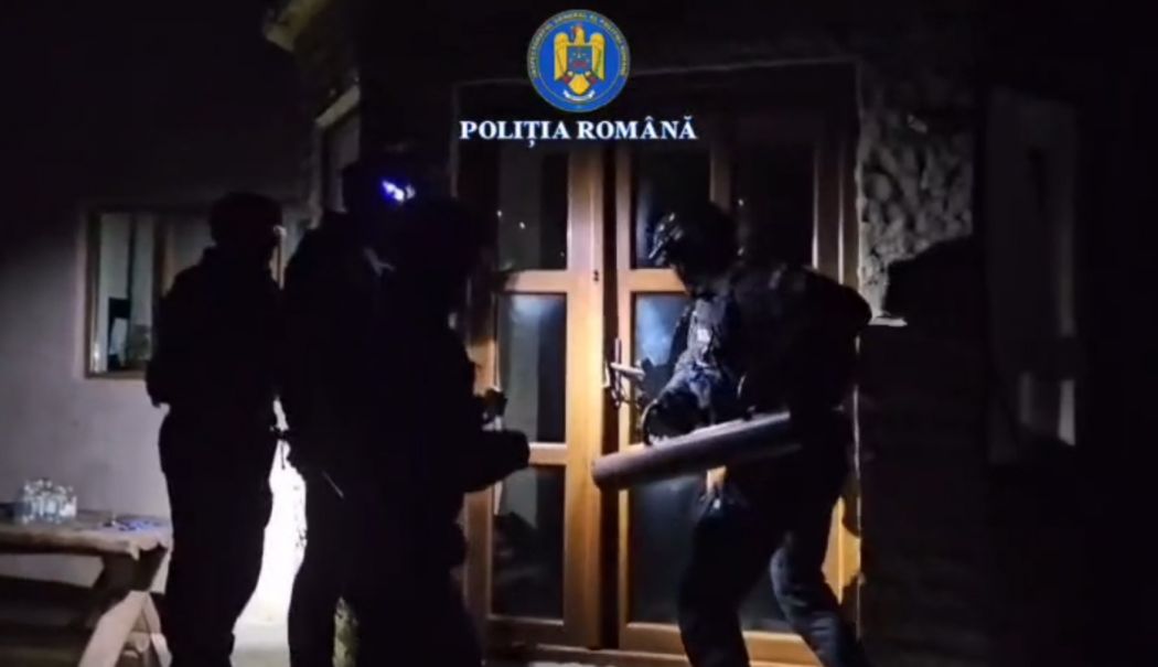 Au făcut prăpăd în Satul de Vacanță! Poliția i-a săltat după opt percheziții