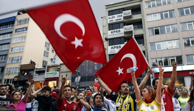 Se liniștesc apele.  Piața Taksim din Istanbul revine la normal - saulinistitapeleturcia-1371659801.jpg