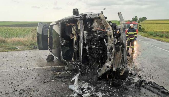 FOTO. Un autoturism în care se aflau doi tineri a lovit un pod, s-a răsturnat şi apoi a luat foc