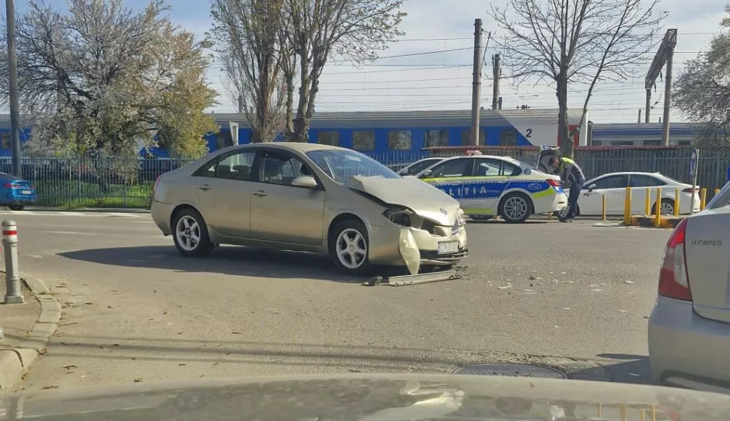 Accident rutier în apropierea Școlii Gimnaziale nr. 8. O victimă este transportată la spital - sc-8-1776259698.webp