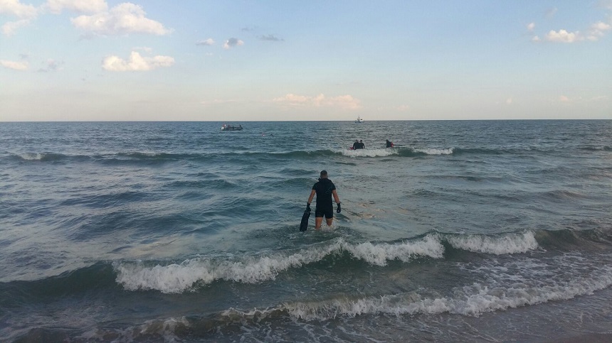 Un bărbat înecat a fost scos de valuri, în zona Insula, din Mangalia - scafandri-1722618483.jpg