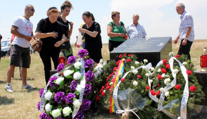 Jale și lacrimi amare pentru militarii morți în accidentul aviatic de la Tuzla - scafandriituzla39-1341519257.jpg
