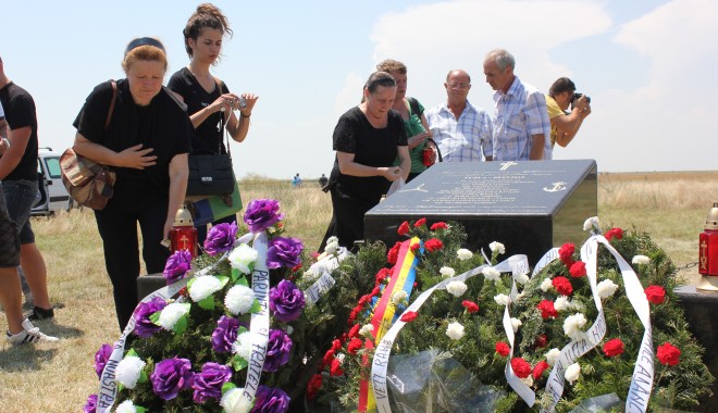 Lacrimi și durere la comemorarea scafandrilor morți în accidentul aviatic de la Tuzla / GALERIE FOTO - scafandriituzla40-1341492948.jpg
