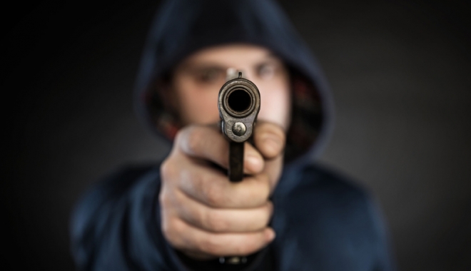 Scandal în club. Amenințări cu pistolul pentru a găsi un Mercedes furat - scandal-1516641991.jpg