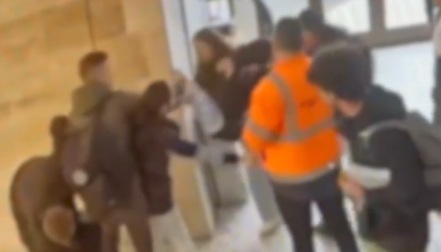 Bătaie ca în filme pe aeroport! Scandal pornit în avion, continuat la Sosiri - scandal-1776922912.webp