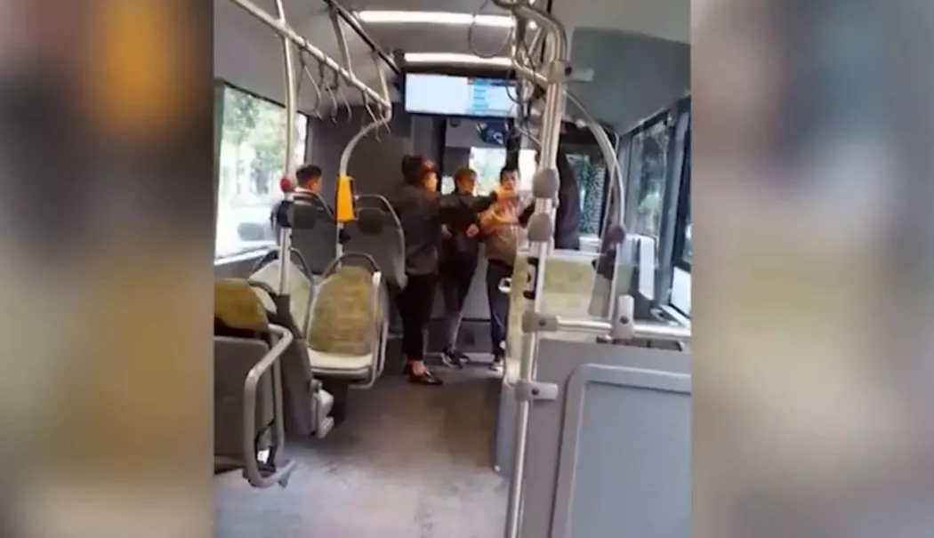 Foto - Scandal în autobuz. O călătoare a lovit o controloare după ce a fost prinsă fără bilet valabil