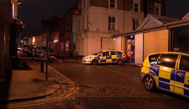 GALERIE FOTO. Scandal în apropiere de Londra! A rănit 13 tineri, după ce a intrat cu mașina în club - scandal2-1521447453.jpg