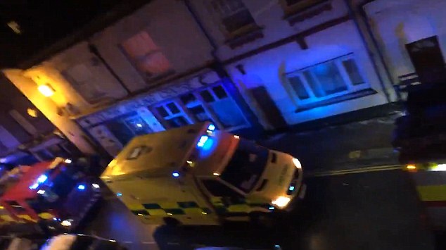 GALERIE FOTO. Scandal în apropiere de Londra! A rănit 13 tineri, după ce a intrat cu mașina în club - scandal4-1521447596.jpg