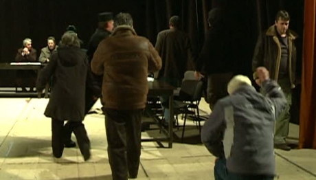 SCANDAL LA MANGALIA: Doi consilieri locali, la un pas de a fi linșați VIDEO - scandal67738300-1329723620.jpg
