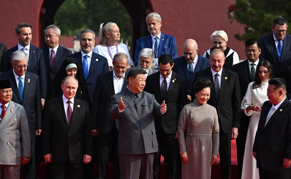Scandal diplomatic după ce Năstase și Dăncila s-au fotografiat cu Putin și Kim. Reacția MAE