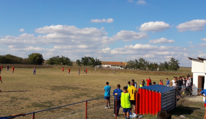 GROAZĂ la un meci de fotbal, la Constanța. Un suporter a intrat cu iataganul pe teren, copiii plângeau. Unde era poliția? - scandalfotbal-1506340876.jpg
