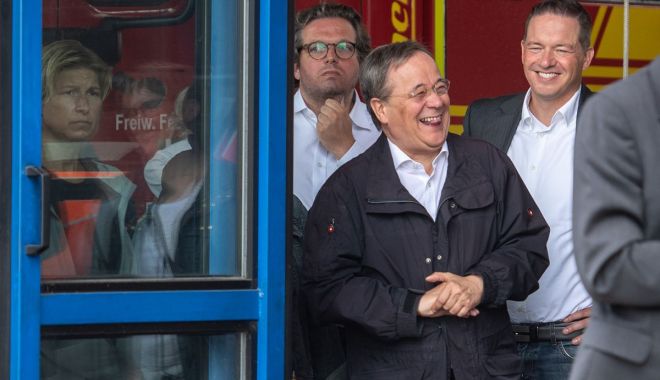Scandal în Germania. Succesorul Angelei Merkel a râs în timpul unei vizite în zonele inundate - scandalingermania-1626626646.jpg