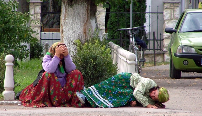 Scandal în Italia: Românce ținute într-o cușcă exact ca animalele - scandalinitalia-1488722241.jpg