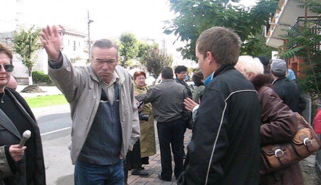 Scandal la Mangalia. Urmăriți aici imagini de la fața locului / VIDEO - scandalmangalia-1318586044.jpg
