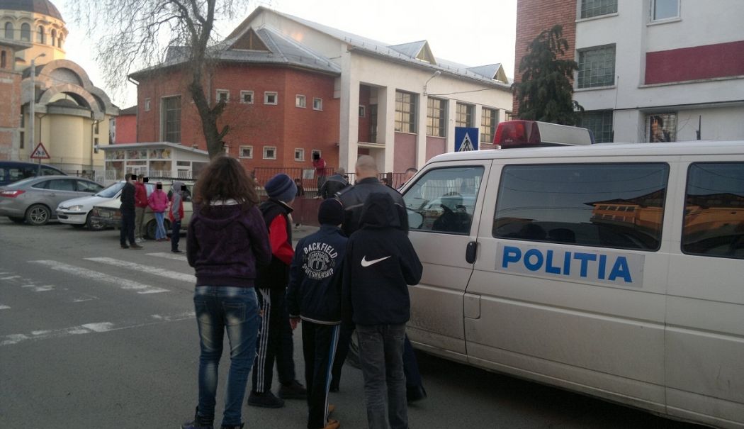 Elevă bătută în afara orelor de un coleg de clasă - scandalscoala1-1731512330.jpg
