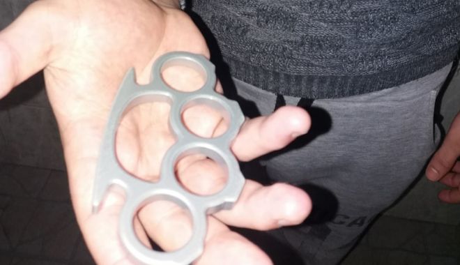 Scandalagiu înarmat cu un box metalic: 